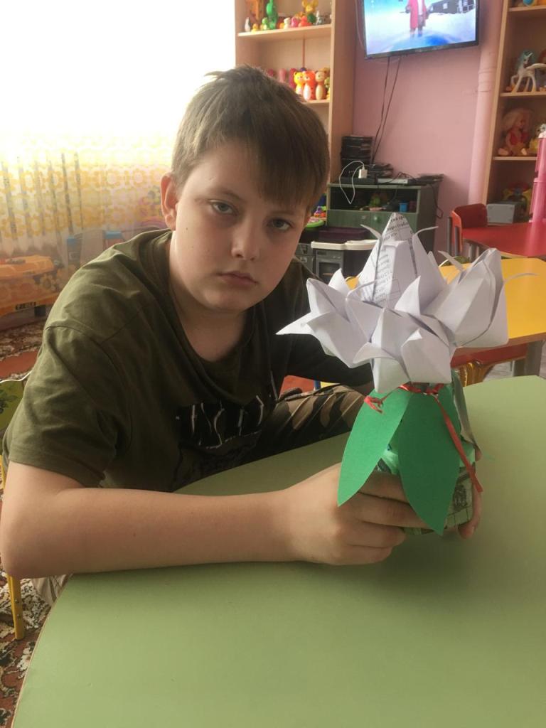 Егор быстро освоил увлекательную технику оригами и изготовил оригинальный букет тюльпанов